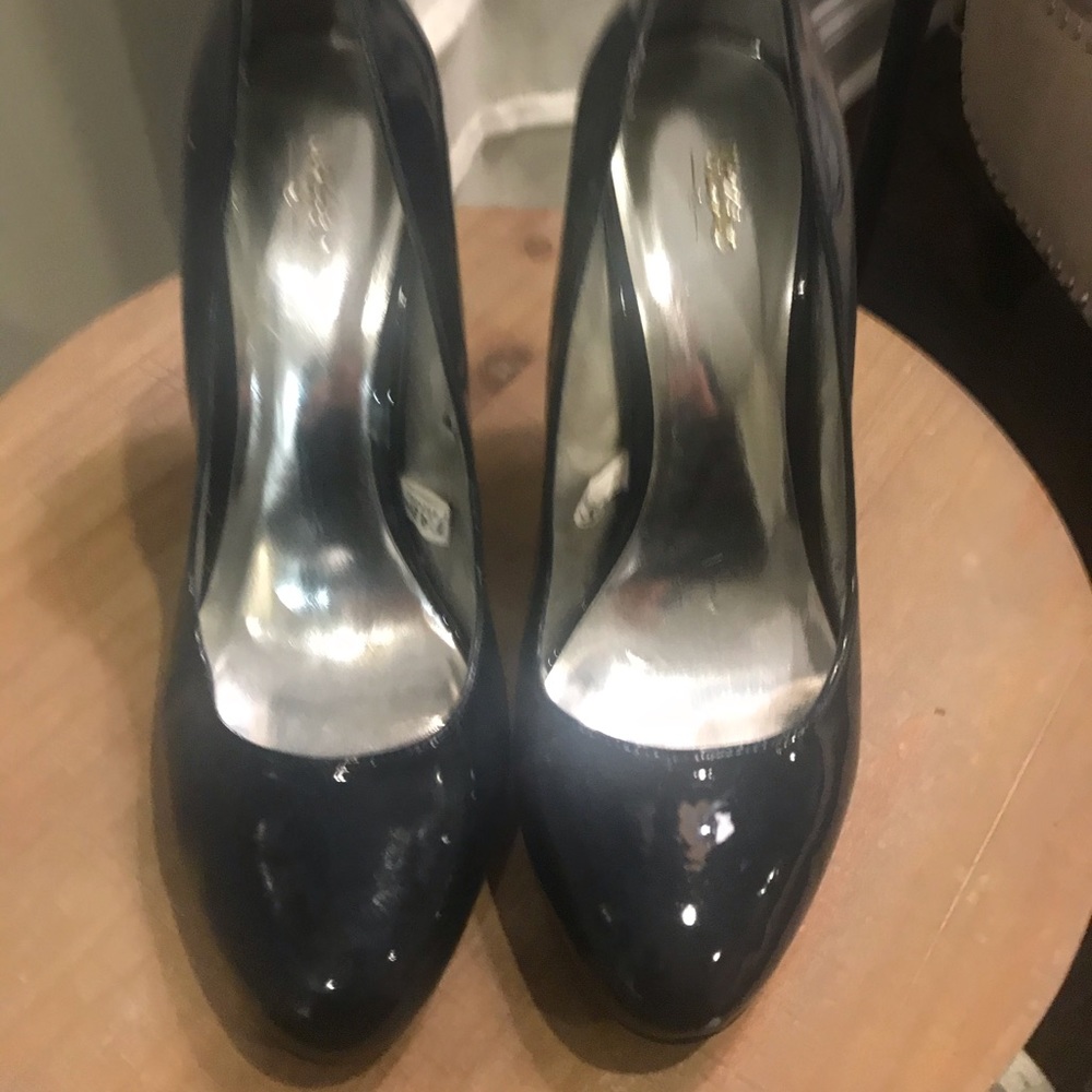 Navy blue patent leather pump
